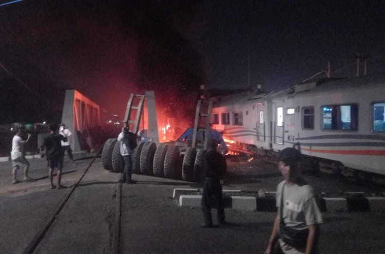 KA Brantas Tabrak Truk di Semarang, Sebabkan Ledakan Dahsyat