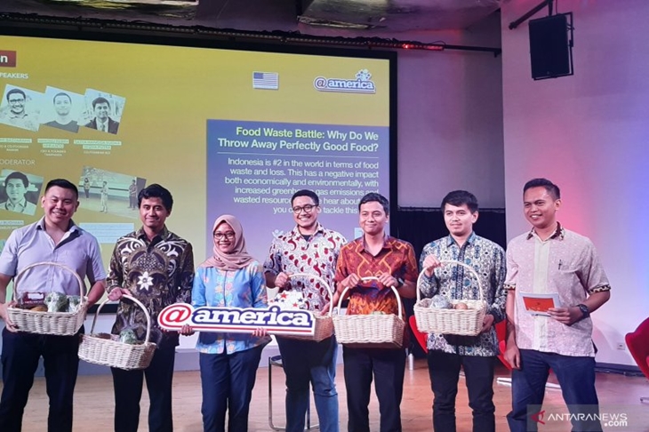 Salah satu pendiri IE2I Satya Hangga Yudha (kedua kiri) dalam diskusi di Jakarta Selatan, Jumat (4/10). (ANTARA/Prisca Triferna)