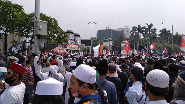 Aksi Persaudaraan Alumni (PA) 212 di pintu gerbang utama gedung DPR RI, di Jalan Gatot Subroto, Senayan, Jakarta Pusat. (Foto: MP/Kanugrahan)