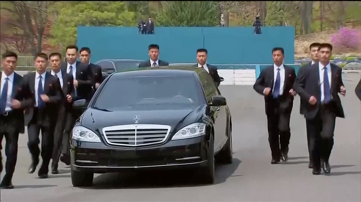 Kim Jong Un dan para pengawal