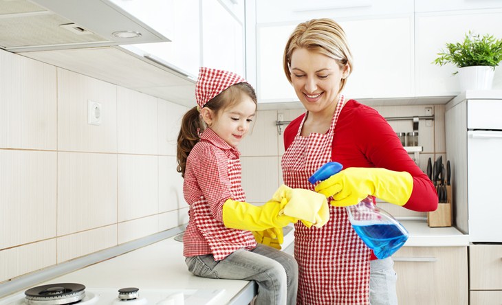 Cara Mudah Mengajarkan Buah Hati Anda Mengerjakan Tugas-Tugas Rumah