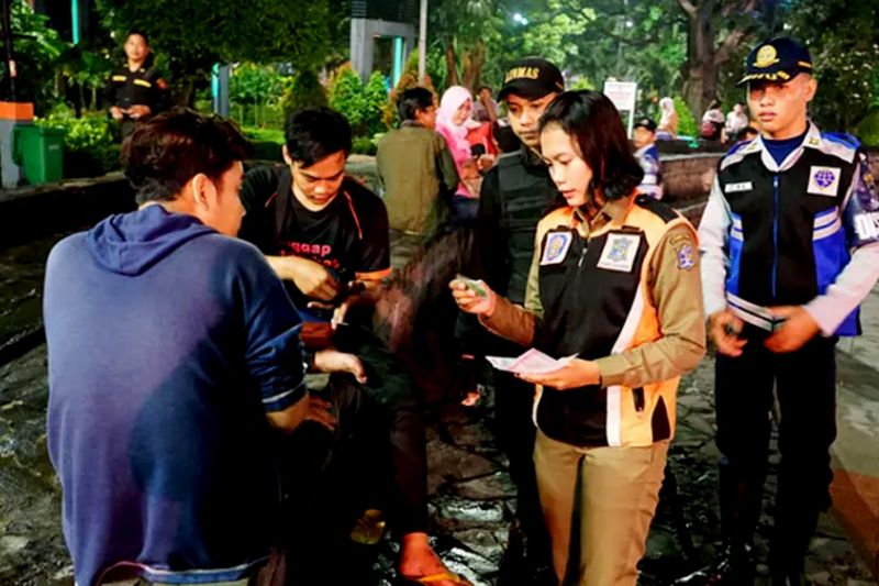 Petugas gabungan Pemerintah  Kota Surabaya mendata warga saat operasi yustisi bagi pendatang. (Foto:  Diskominfo Kota Surabaya).