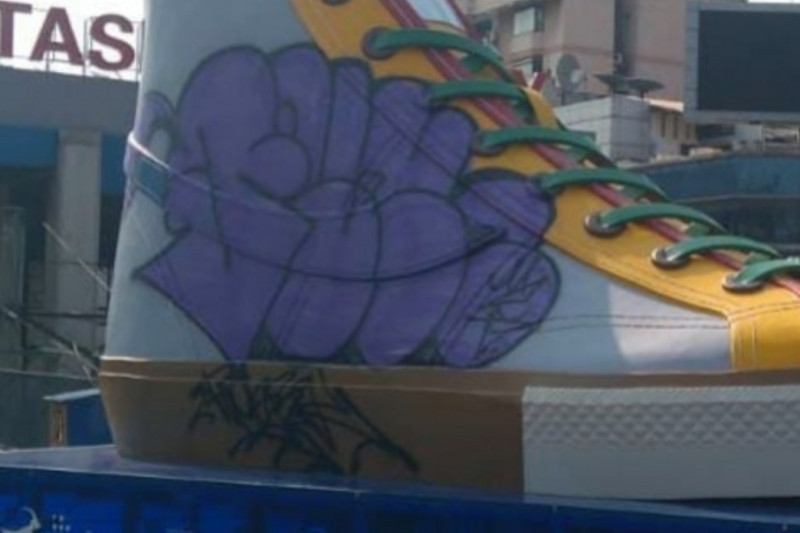 Instalasi seni berbentuk sepatu yang menjadi sasaran vandalisme di kawasan Sudirman, Jakarta, Sabtu (18/9/2021). ANTARA/Instagram@arizapatria