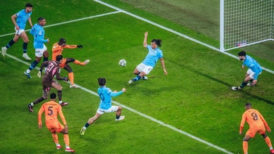 Ederson Bikin Blunder, Jamie Carragher Sarankan Manchester City Cari Kiper Baru