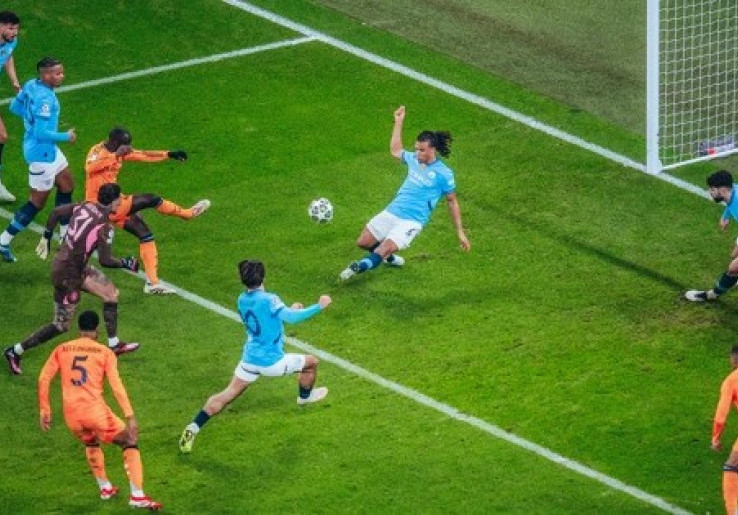 Ederson Bikin Blunder, Jamie Carragher Sarankan Manchester City Cari Kiper Baru