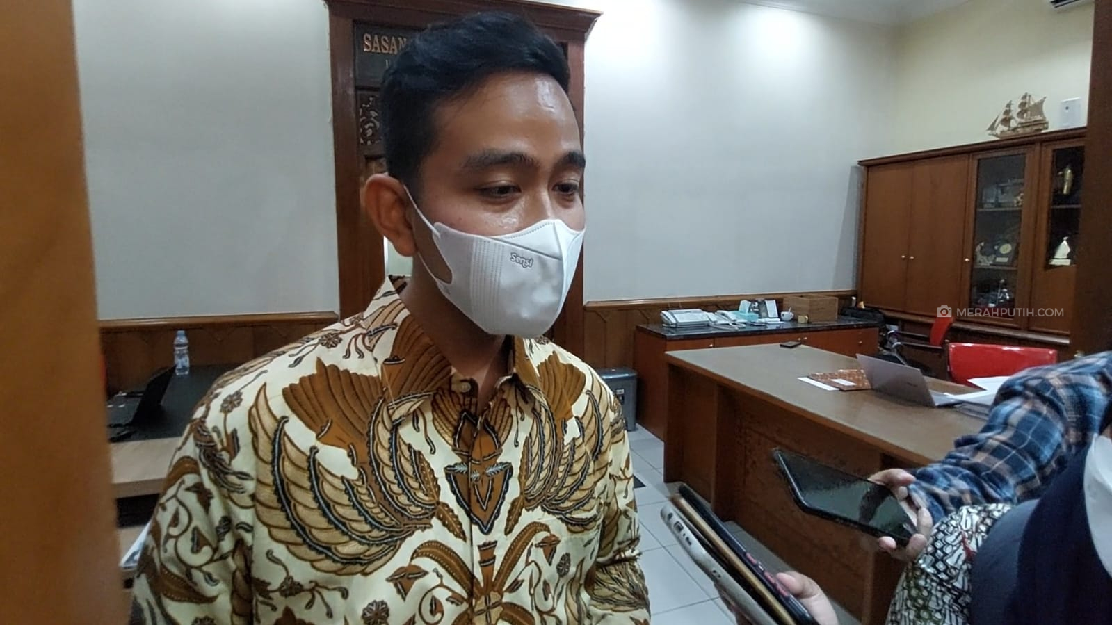 Gibran soal Iriana Terpeleset di Tangga Pesawat: Kecapaian Saja Butuh Istirahat