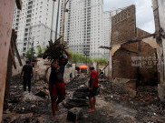 Warga Mengais Sisa Kebakaran Pemukiman Padat Penduduk Kebon Kosong 