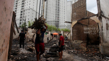 Warga Mengais Sisa Kebakaran Pemukiman Padat Penduduk Kebon Kosong 