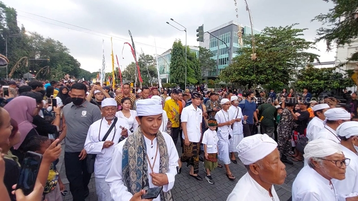 Wali Kota Solo Gibran Rakabuming Raka dan Jan Ethes Srinarendra mengikuti pawai ogoh-ogoh Nyepi, Sabtu (18/3). (MP/Ismail)