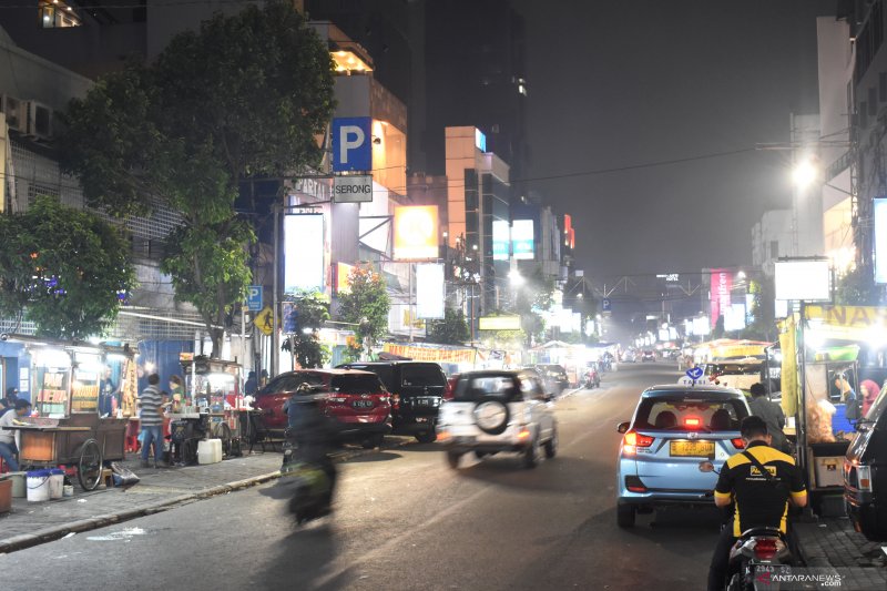 Suasana malam hari di kawasan kuliner Jalan Sabang, Jakarta Pusat, Selasa (25/6/2019) (ANTARANEWS/FAUZI LAMBOKA) 