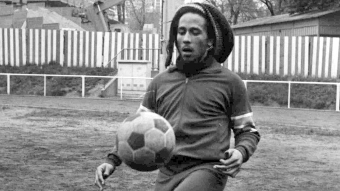 Bob Marley sedang bermain bola. (Foto/BobMarley120.weebly)