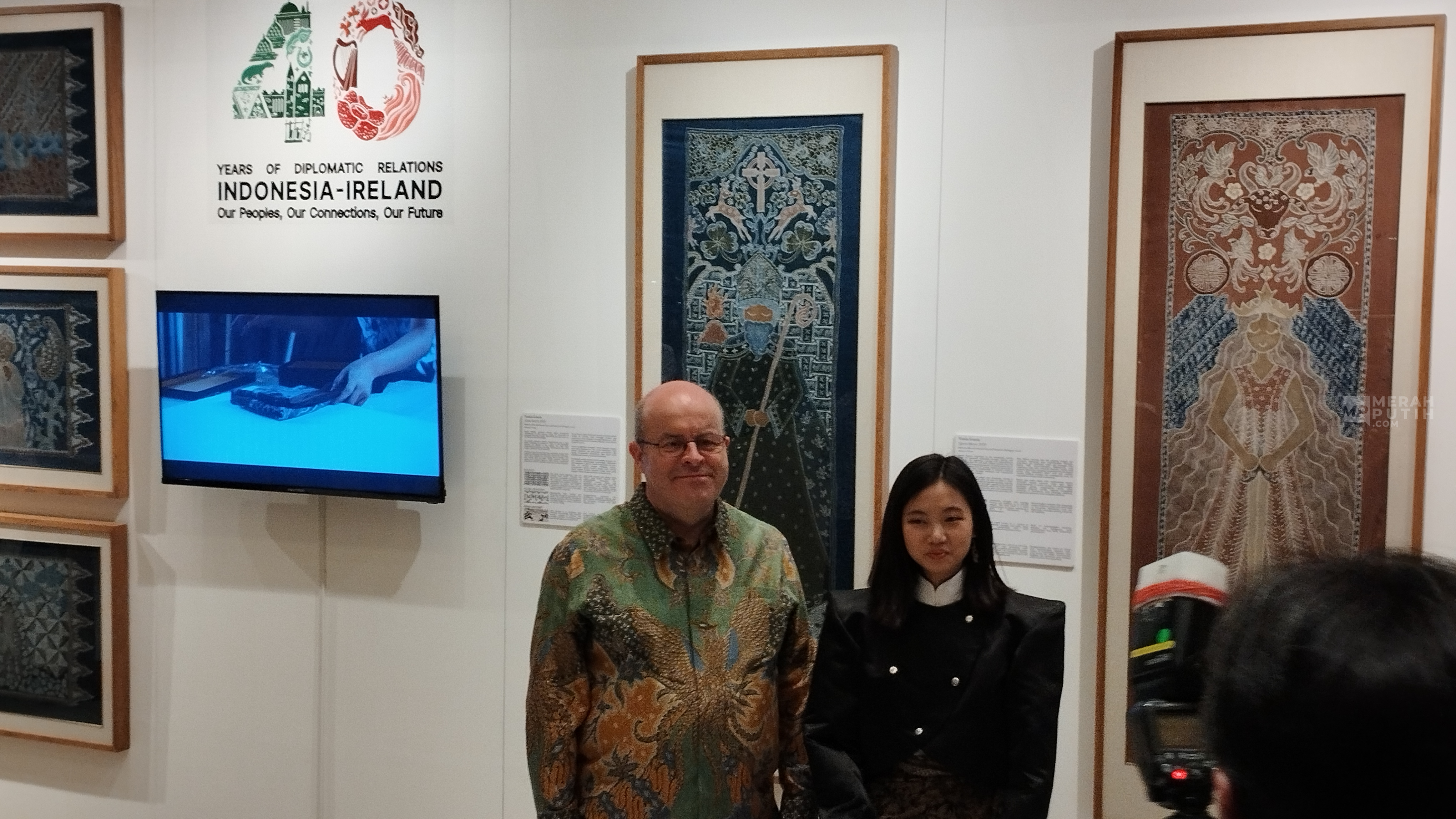 Pameran 'Irish Legends Through Indonesia Eyes' Padukan Batik Indonesia dengan Cerita Rakyat Irlandia