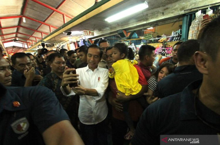 Ajak Keluarga, Presiden Jokowi Borong Batik di Pasar Beringharjo