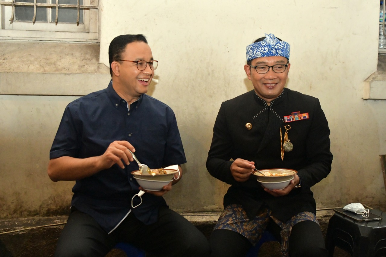Gubernur DKI Jakarta Anies Baswedan dan Gubernur Jawa Barat Ridwan Kamil jajan bubur ayam di Bandung. (Humas Jabar)
