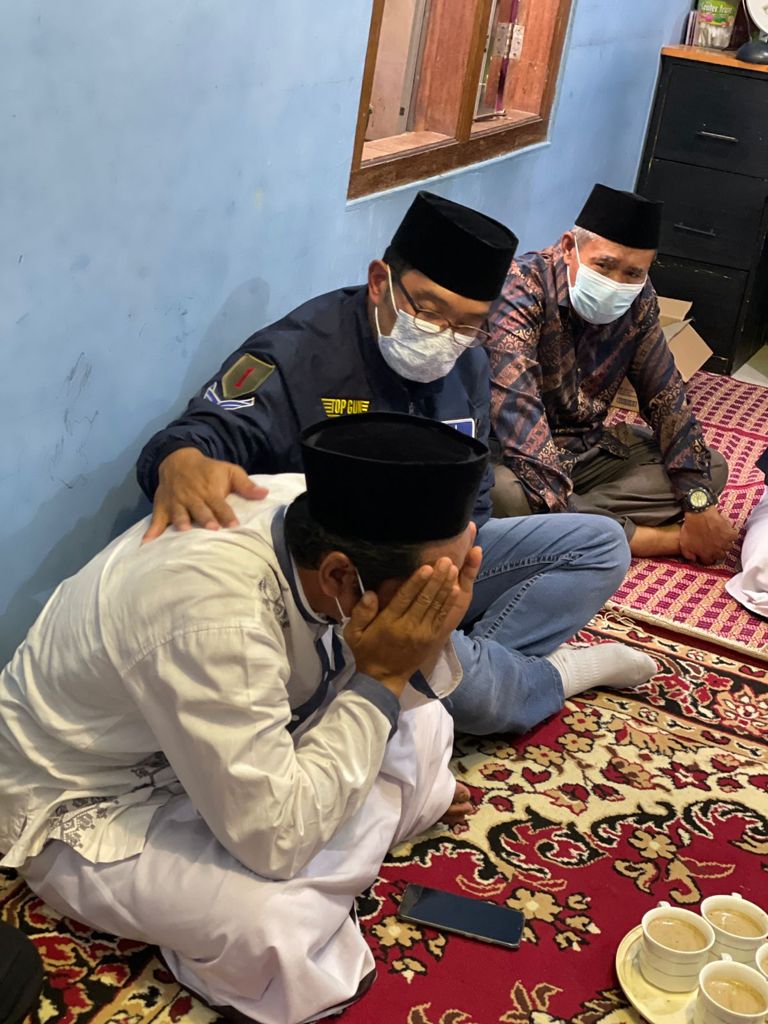 Gubernur Jabar Ridwan Kamil saat melakukan takziah kepada keluarga salah satu santri yang wafat akibat insiden susur sungai di Kota Depok, Sabtu (16/10/2021). (Humas Jabar)