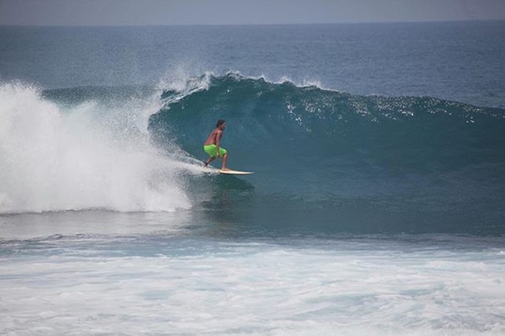 Peselancar di Kepuluan Nias. (Foto: instagram.com/pesona_tano_aekhula)
