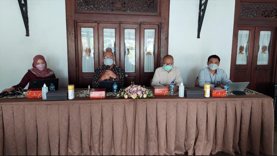  Kepala KPwBI Solo, Nugroho Joko Prastowo (dua dari kiri) memberikan keterangan terkait penukaran uang baru selama Lebaran, Kamis (12/5). (MP/Ismail)