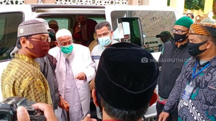 Abu Bakar Ba'asyir (82) tiba di Ponpes Al Mukmin Ngruki, Desa Cemani, Kecamatan Grogol, Kabupaten Sukoharjo, Jawa Tengah, Jumat (8/1). (MP/Ismail)