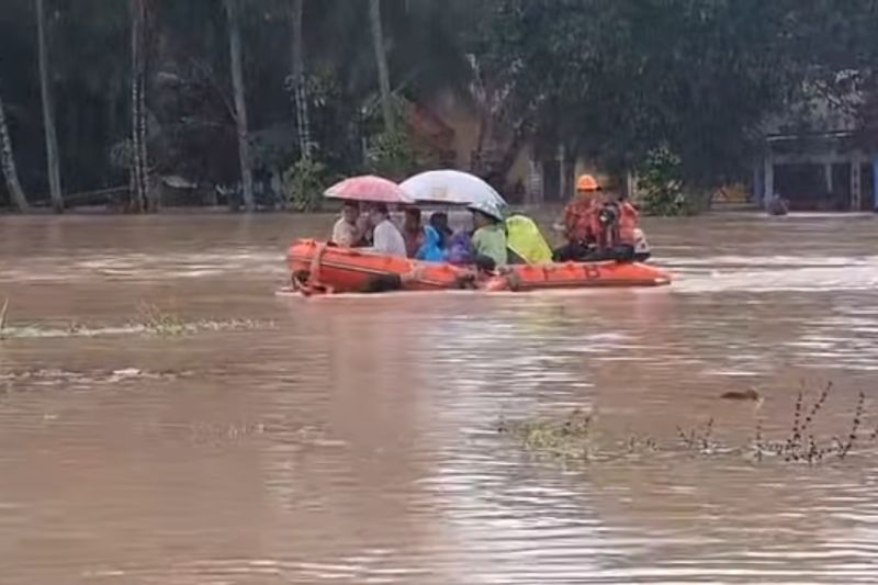 Hampir Seribu Rumah Terendam Banjir, Warga Aceh Timur Tunggu Evakuasi di Atap