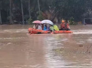 Hampir Seribu Rumah Terendam Banjir, Warga Aceh Timur Tunggu Evakuasi di Atap