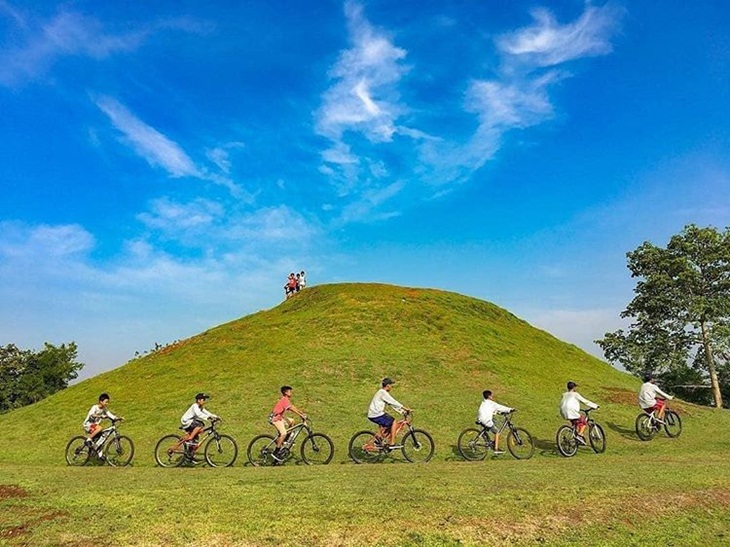 Para pengunjung bersepeda di bukit kawasan Candi Abang. @sheto_chenko via instagram.com/wisataistimewa)