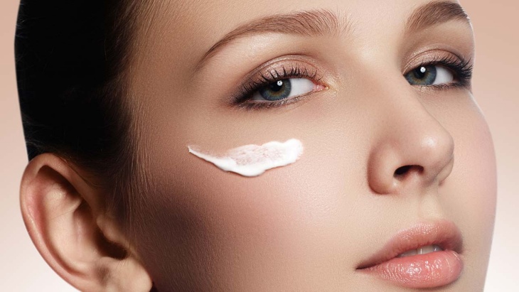 Kesalahan Umum saat Menggunakan Krim Mata
