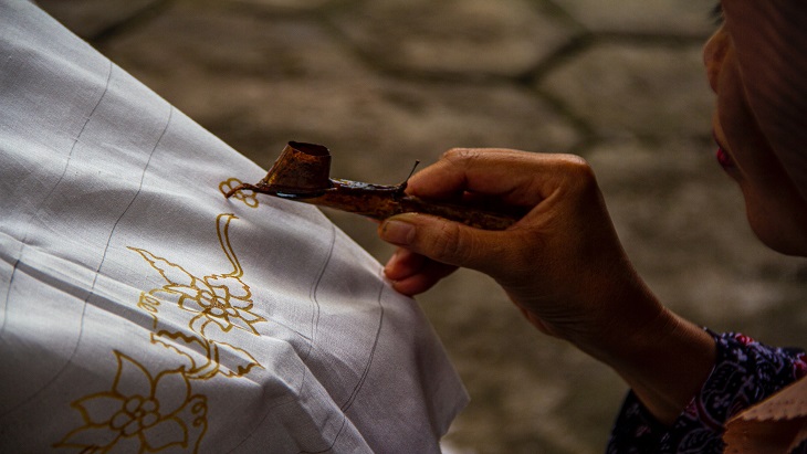 Desainer Korea Jadikan Batik Iwan Tirta Koleksi Terbarunya 
