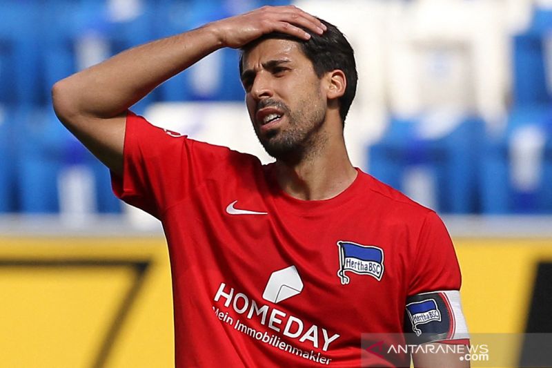 Sami Khedira saat masih bermain untuk Hertha Berlin dalam pertandingan Bundesliga lawan TSG 1899 Hoffenheim pada 22 Mei 2021. ANTARA
