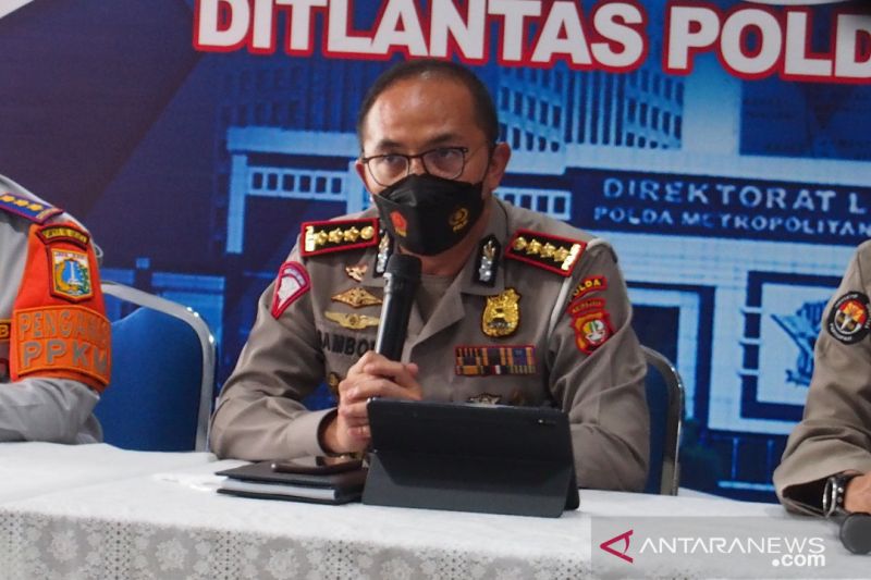 Direktur Lalu Lintas Polda Metro Jaya Kombes Pol Sambodo Purnomo Yogo berikan keterangan terkait kasus tabrakan bus TransJakarta dalam jumpa pers di Kantor Subdit Gakkum Ditlantas Polda Metro Jaya, Rabu (3/11/2021). ANTARA/Fianda Sjofjan Rassat