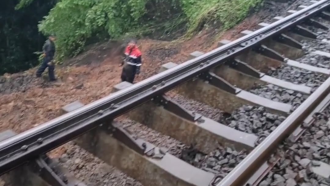 Rel Kereta Api di Tasikmalaya Amblas, KA Pangandaran Rute Gambir-Banjar Tertahan