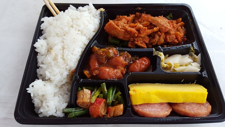 Menu bento dengan beragam lauk pauk. (Foto: Pixabay/booubey)