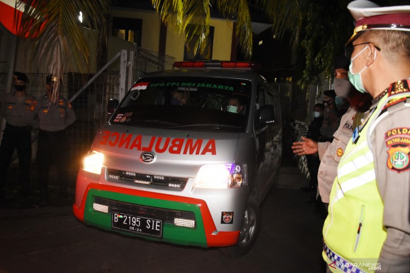 Mobil ambulans membawa jenazah pengikut pimpinan FPI Rizieq Shihab meninggalkan RS Polri Kramat Jati di Jakarta, Selasa (8/12/2020). Jenazah pengikut Rizieq Shihab yang baku tembak di Jalan Tol Jakarta-Cikampek pada Senin (7/12) lalu telah selesai diotopsi dan diserahkan kepada pihak keluarga untuk dibawa ke rumah duka. ANTARA FOTO/Indrianto Eko Suwarso/rwa.