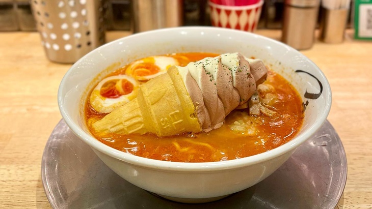 Restoran Ini Sajikan Menu Unik Ramen Campur Es Krim Cone