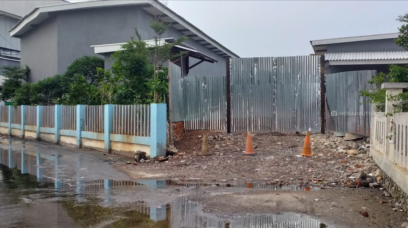 Pengawasan Kendor, Segel Bangunan Liar di Muara Angke Dicopot