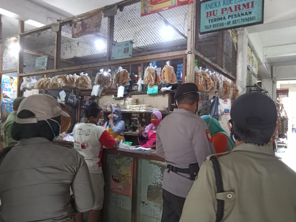 Tim gabungan melakukan operasi yustisi protokol kesehatan pada hari pertama pelaksanaan PPKM di Solo, Jawa Tengah, Senin (11/1). (MP/Ismail)