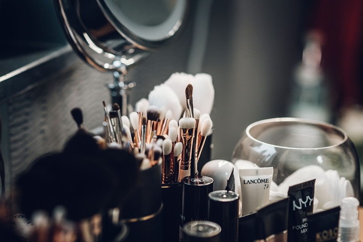 Bersihkan wajah dengan toner sebelum aplikasikan makeup. (Foto: Pixabay/fotostrobi)