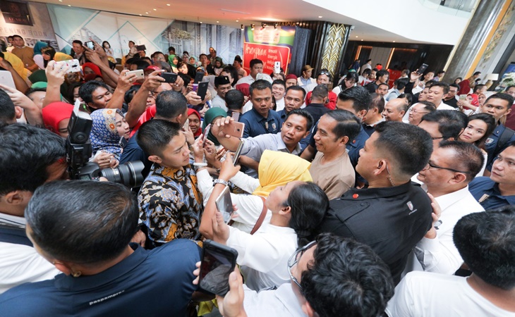 Presiden Jokowi diserbu para Perempuan Keren