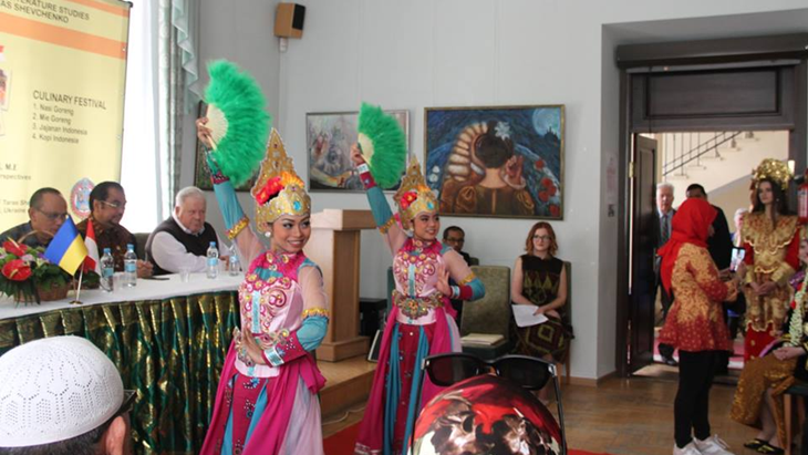 Foto bersama saat festival budaya dan kuliner di Universitas Tarash Shenvchenko. (Facebook/kbrikyiv)