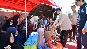 Momen Presiden Prabowo Subianto Kunjungi Warga Posko Pengungsian di Aceh Tenggara
