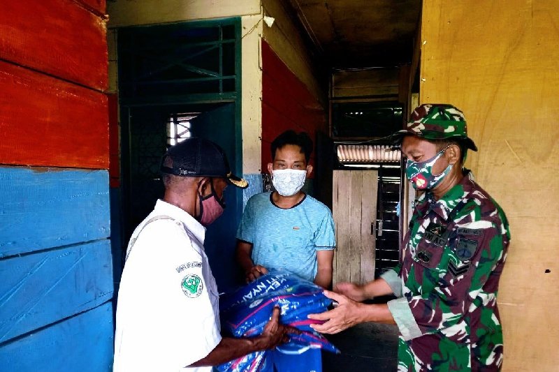 Pemberian bantuan oleh TNI di Papua. (Foto: Antara)