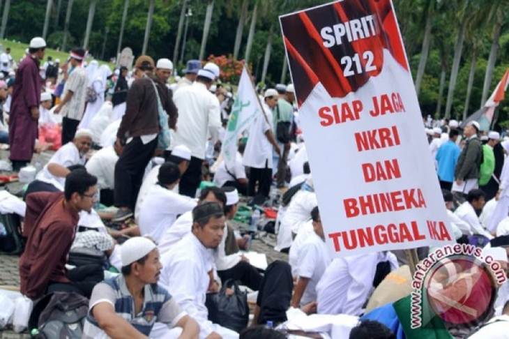 Dokumentasi massa dari berbagai elemen masyarakat mengikuti aksi reuni 212 di kawasan Monas, Jakarta. ANTARA/Zarqoni Maksum