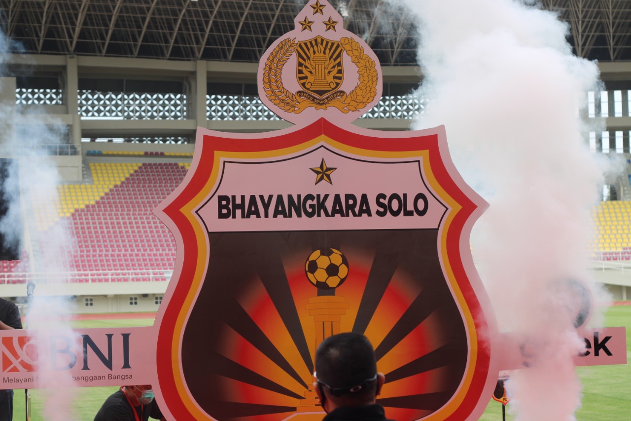 Manajemen tim Bhayangkara Solo FC meresmikan nama baru dan perpindahan homebase di Stadion Manahan Solo, Jawa Tengah, Jumat (27/11). (MP/Ismail)