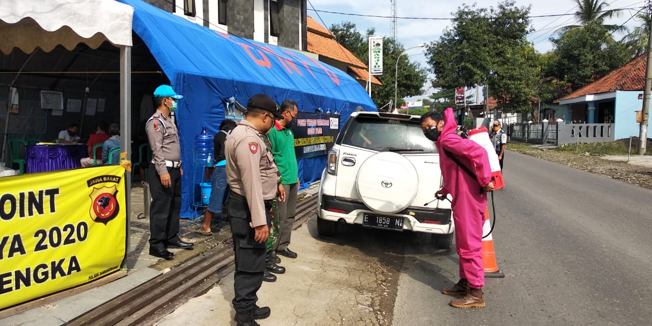 Petugas Kepolisian Resor (Polres Majalengka) sedang memeriksa kendaraan di salah satu Pos Check Point di Kabupaten Majalengka. Foto : Humas Polres Majalengka.