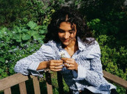 Olivia Dean Ceritakan Momen Ketika Cinta Hadir Secara Alami di Lagu So Easy (To Fall In Love), Simak Lirik Lengkapnya