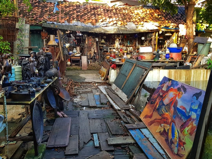 Pasar barang antik Jalan Surabaya. (Foto: instagram.com/priyadhars)