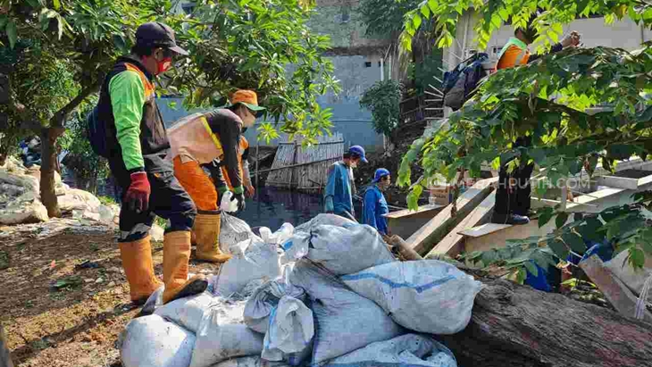 Cuma Kedalaman 1 Meter Anak Buah Anies Keruk Lumpur Kali Sekretaris