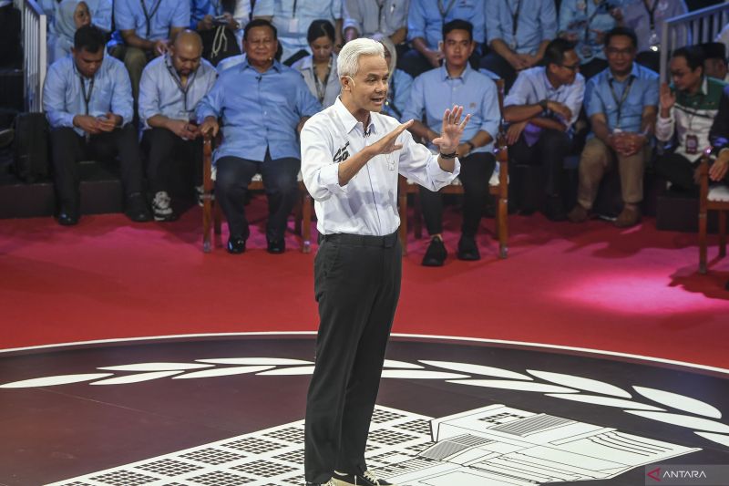 Solusi Ganjar Atasi Kemiskinan: Satu Sarjana, Satu Keluarga