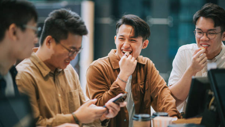 6 Gaya Sahabatan Orang Dewasa