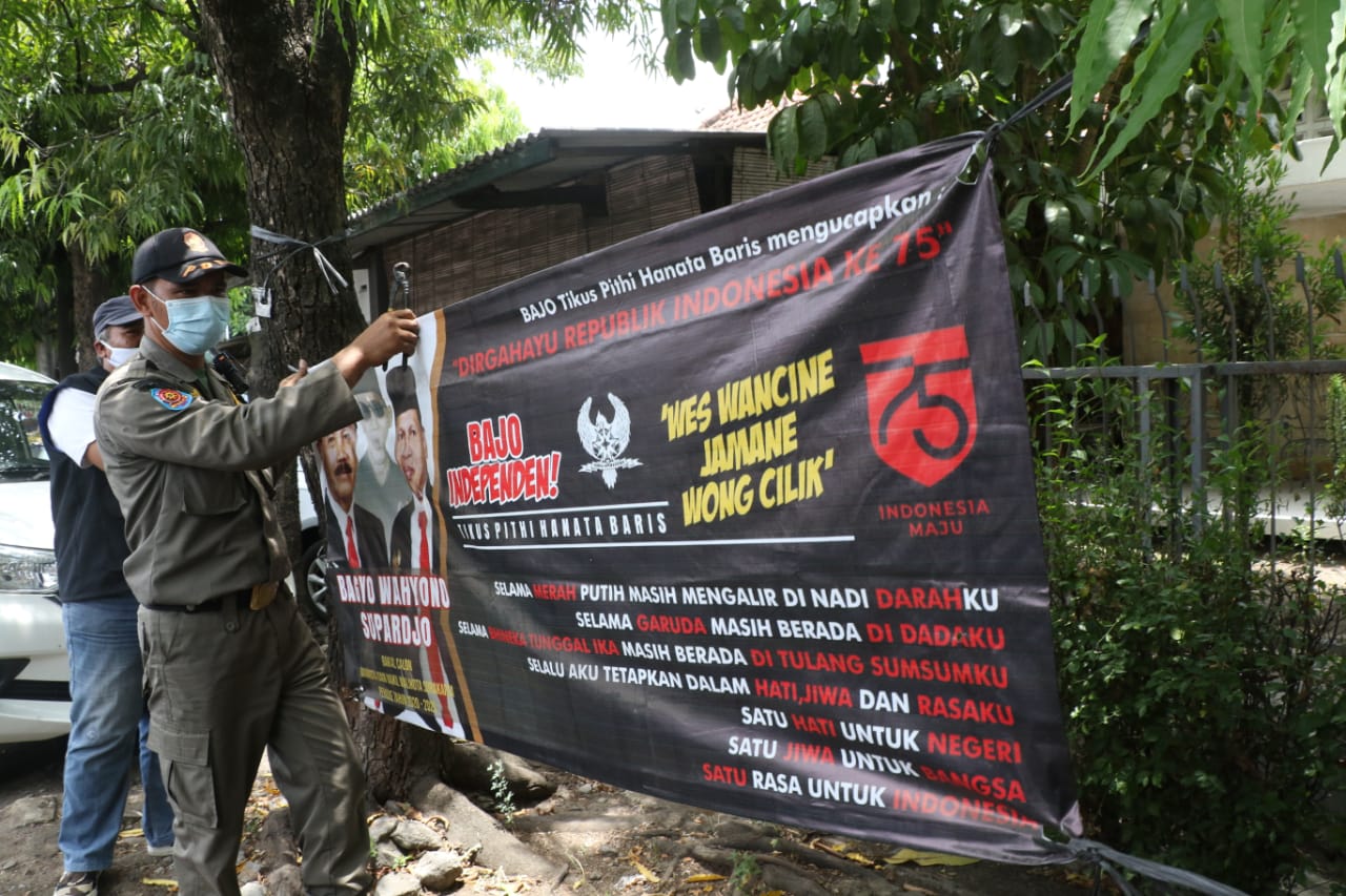 Satpol PP Solo, Jawa Tengah menertibkan APK milik paslon nomor 02, Bagyo-Supardjo Selasa (17/11). (MP/Ismail)