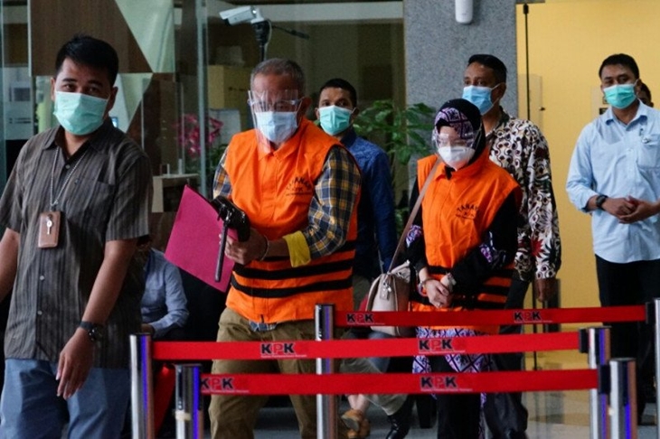 Tersangka anggota DPRD Provinsi Jabar Ade Barkah Surahman (rompi jingga) dan mantan anggota DPRD Provinsi Jabar Siti Aisyah Tuti Handayani (rompi jingga) di Gedung KPK, Jakarta, Kamis (15-4-2021). ANTARA/HO-Humas KPK